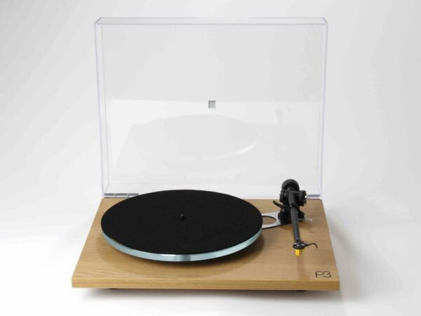 Rega Planar 3 in Eiche mit Staubschutzhaube offen