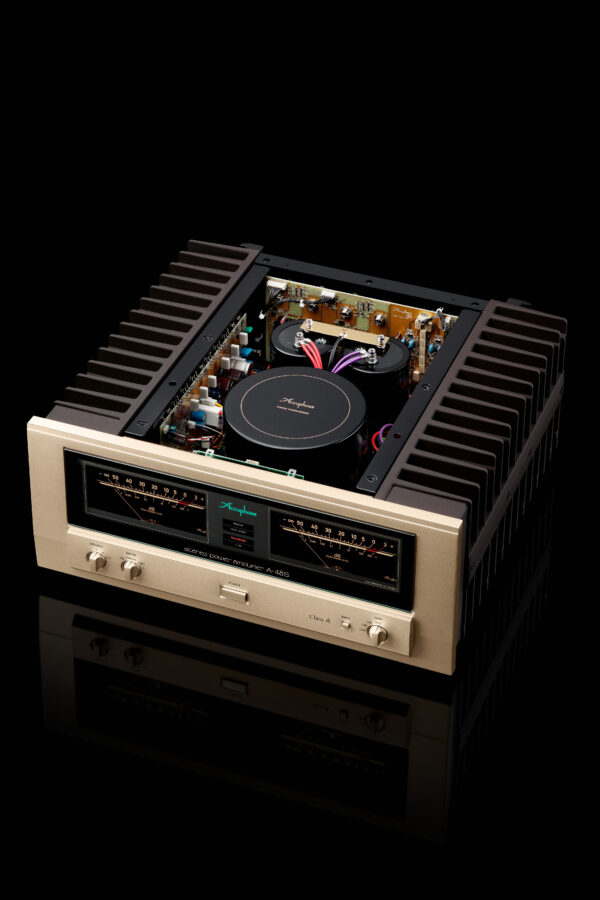 Accuphase A-48S mit geöffnetem Deckel
