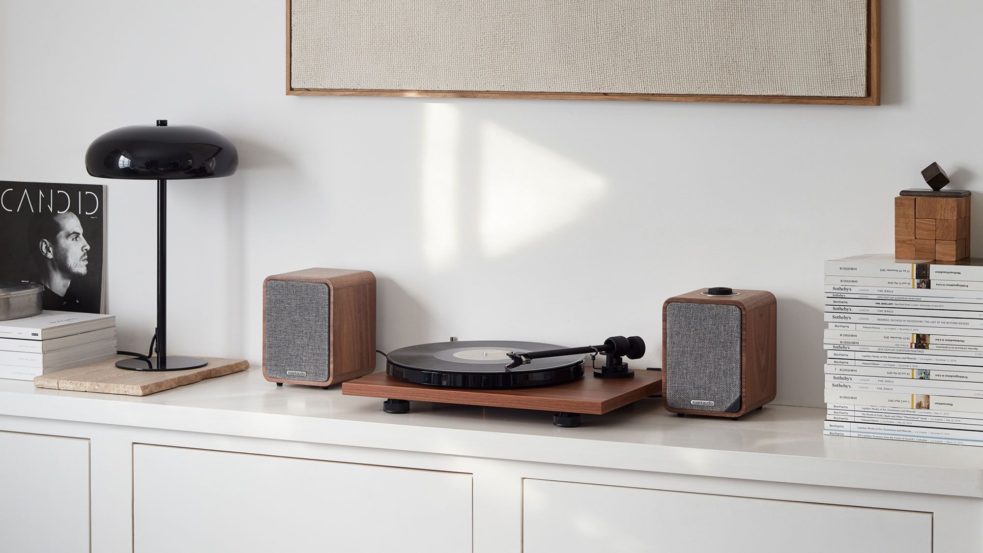 Ruark MR1 Lifestyle mit Plattenspieler
