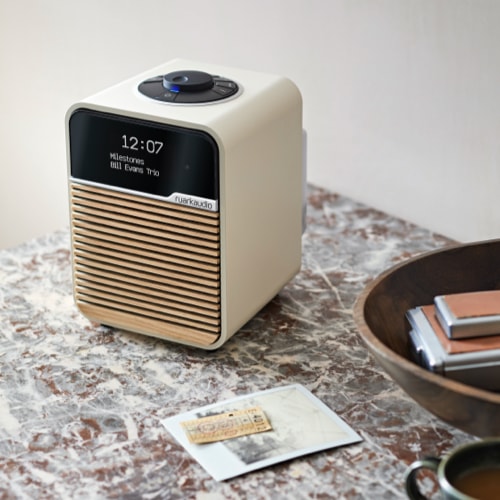 Ruark R1 Bluetooth Radio Creme Lifestyle
