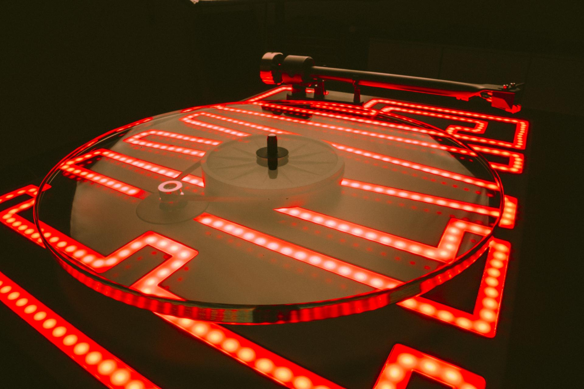 pro-ject-elvis-plattenspieler-limitierte-sonderedition-mit-glasteller Pro-Ject Elvis Turntable mit Glasplattenteller