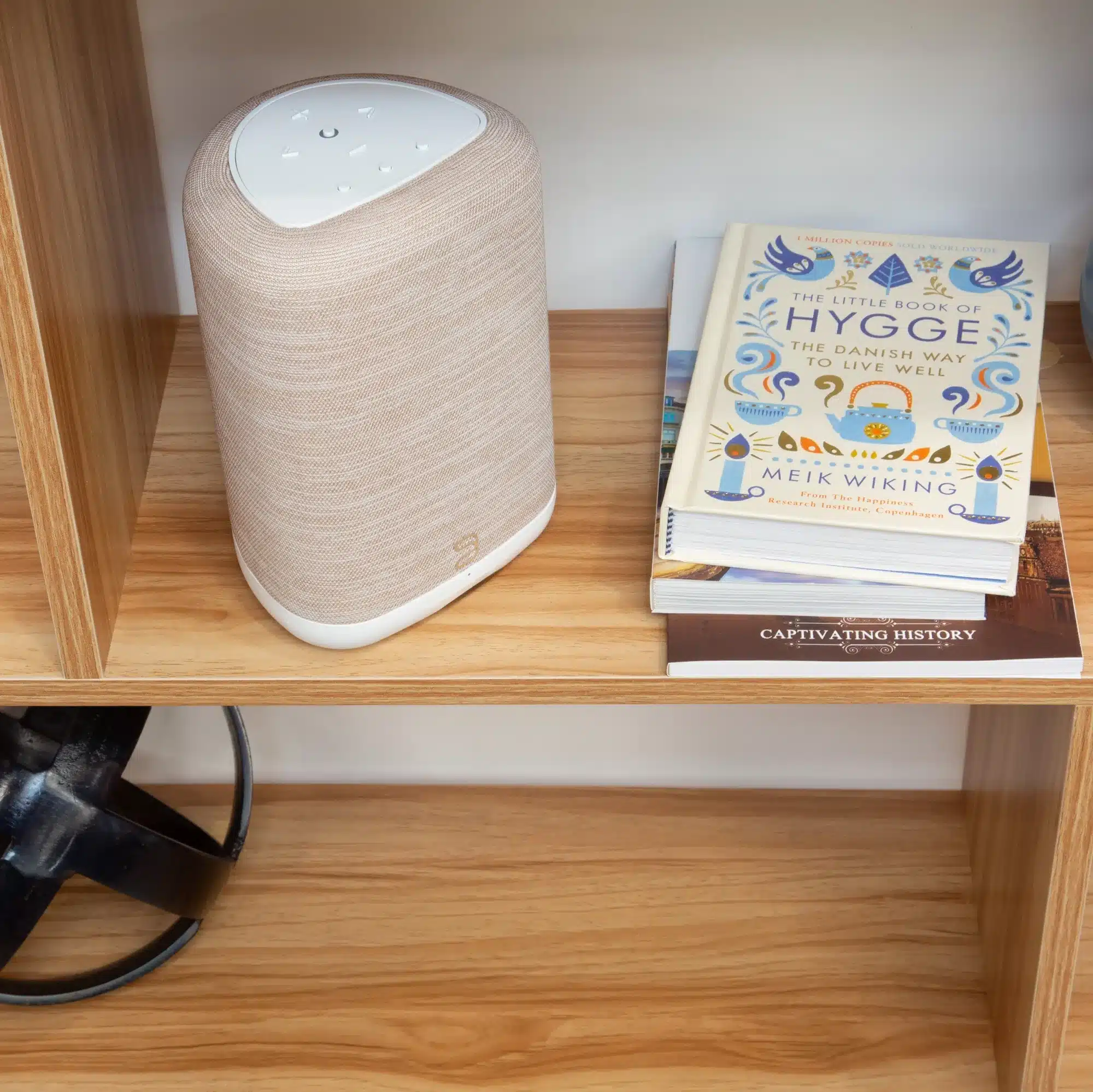 Bluesound_PULSE_FLEX_lifestyle-beige