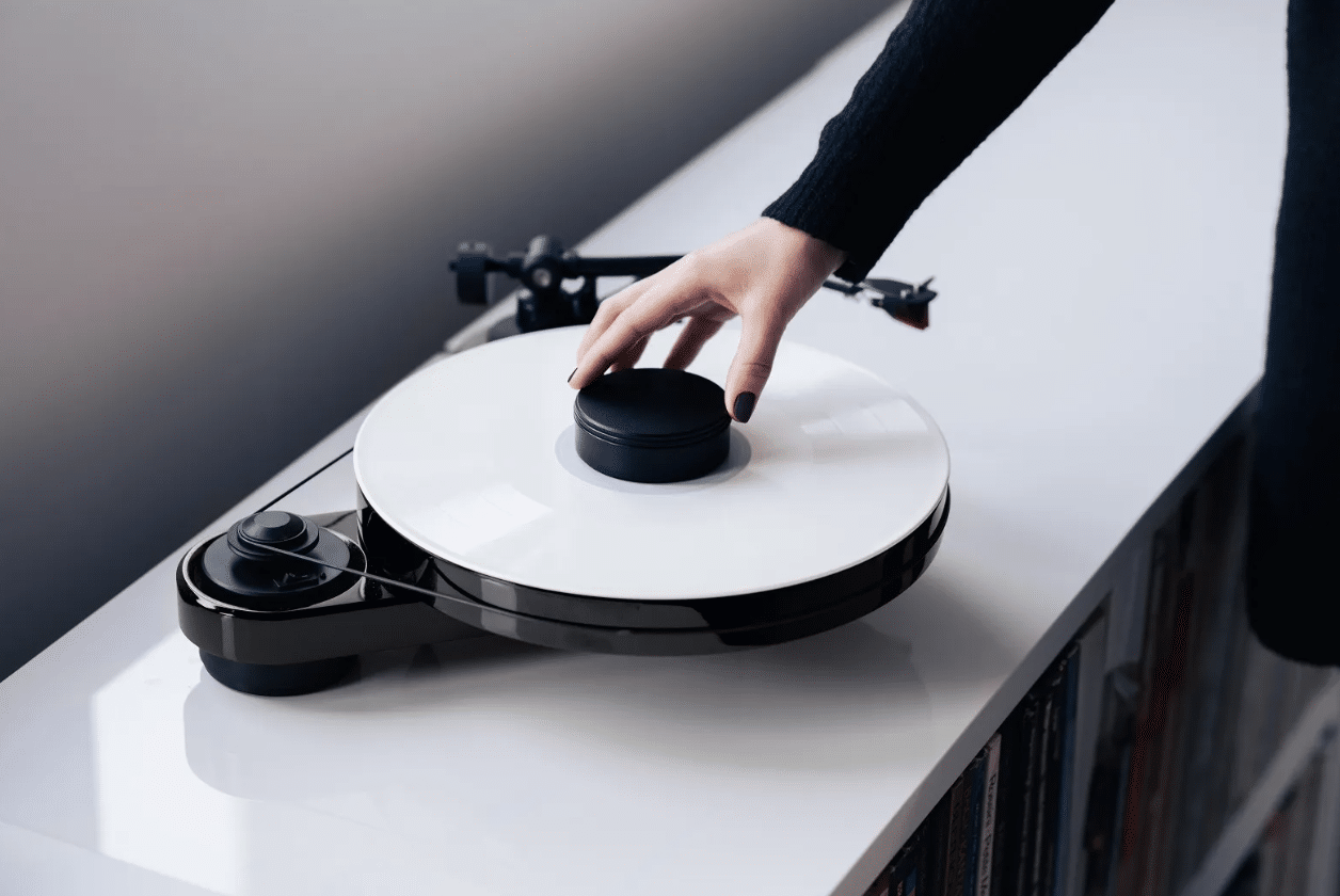 pro-ject-record-puck-DS-black-lifestyle