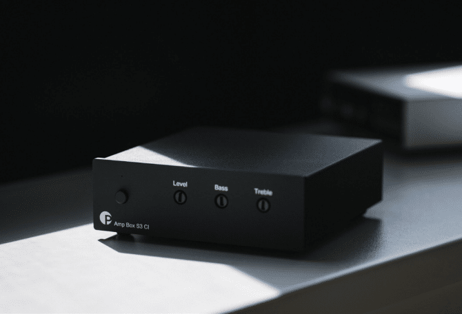 Amp-Box-S3-CI-black-lifestyle