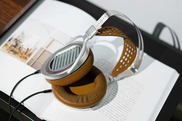 hifiman-susvara_unveiled_lifestyle